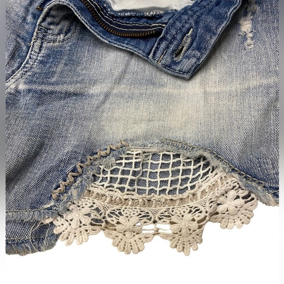 Rue21 Size 11/12 Distressed Denim Shorts Light Wash Crochet Lace Trim Boho - Picture 2 of 4